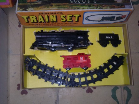 Vendo o cambio por militaria o armas los siguientes juguetes de sanchis de los años 70/80:

Porche fricción 91