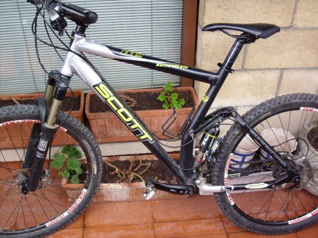 Vendo esta pepino de biciclita MTB de doble suspensión de la poderosa marca SCOTT modelo GENIUS MC-50

Posee 01