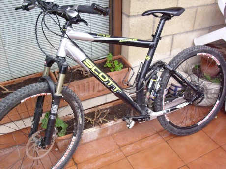 Vendo esta pepino de biciclita MTB de doble suspensión de la poderosa marca SCOTT modelo GENIUS MC-50

Posee 00