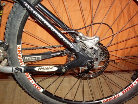 Vendo esta pepino de biciclita MTB de doble suspensión de la poderosa marca SCOTT modelo GENIUS MC-50

Posee 11