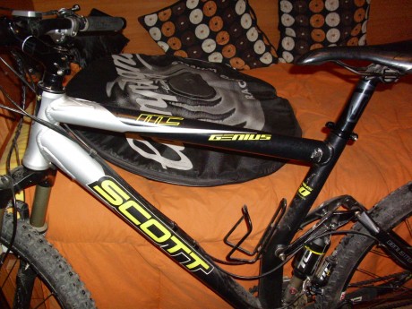 Vendo esta pepino de biciclita MTB de doble suspensión de la poderosa marca SCOTT modelo GENIUS MC-50

Posee 10
