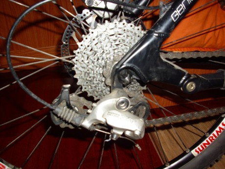 Vendo esta pepino de biciclita MTB de doble suspensión de la poderosa marca SCOTT modelo GENIUS MC-50

Posee 22