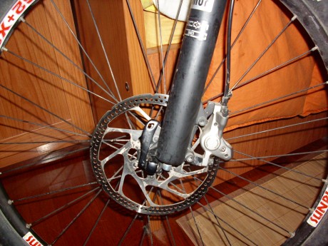 Vendo esta pepino de biciclita MTB de doble suspensión de la poderosa marca SCOTT modelo GENIUS MC-50

Posee 20