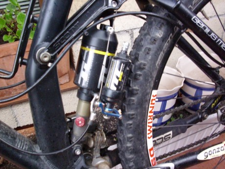 Vendo esta pepino de biciclita MTB de doble suspensión de la poderosa marca SCOTT modelo GENIUS MC-50

Posee 31