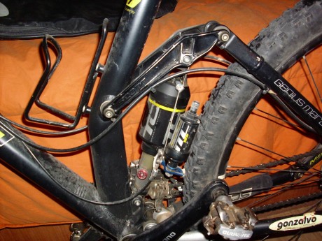 Vendo esta pepino de biciclita MTB de doble suspensión de la poderosa marca SCOTT modelo GENIUS MC-50

Posee 30