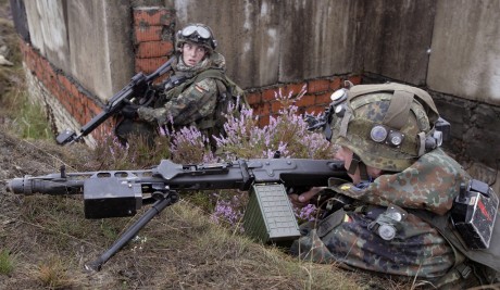 Va a estar a la altura de la MG-42 ? competira cara a cara con la FN MAG?

https://youtu.be/mkLA3v84F1I
 110