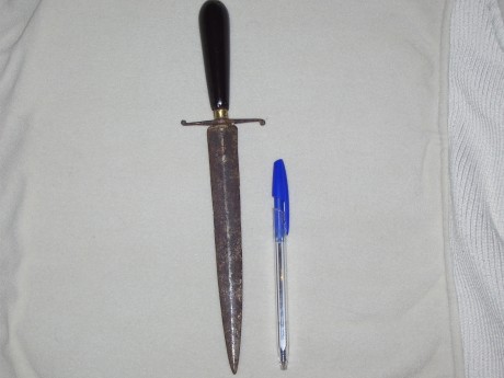 hola,buscando en el trastero hé encontrado este cuchillo y no se nada sobre el.si alguien sabe algo se 01