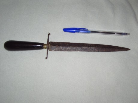hola,buscando en el trastero hé encontrado este cuchillo y no se nada sobre el.si alguien sabe algo se 00
