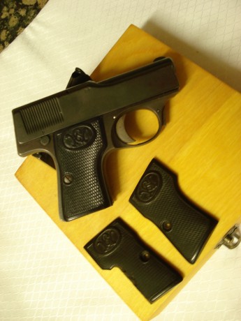 Tengo un amigo que tiene inscrita en Libro de Coleccionista esta Walther, pero sabe muy poco sobre ella,es 00