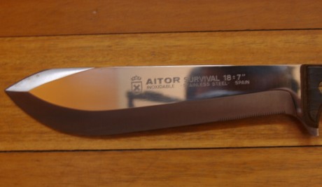 Hola compañeros, os presento mi ultima adquisicion, se trata de un Aitor Survival 18 sin sierra y con 11