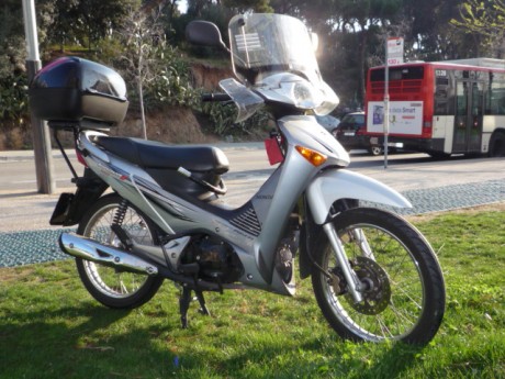 No tiene ni 1.000 Km.Se compró para desarrollo en una fábrica de frenos y no se ha utilizado apenas.
Motor 10