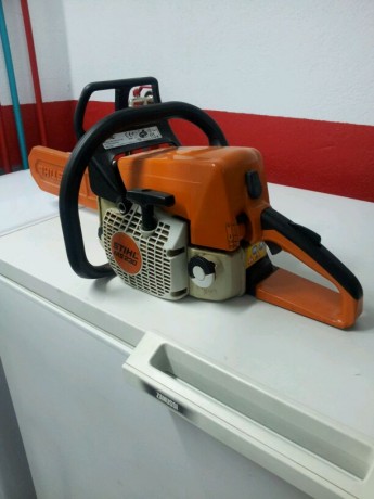 Un compañero me pide que le ponga a la venta una motosierra marca STIHL MS 230, utilizados tres depósitos 01