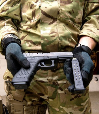 https://www.mirror.co.uk/news/uk-news/british-army-buys-glock-17-1528571

Las tropas en Afganistán serán 01
