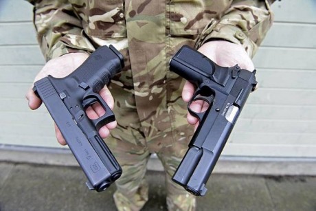 https://www.mirror.co.uk/news/uk-news/british-army-buys-glock-17-1528571

Las tropas en Afganistán serán 00
