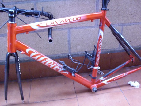 Hola a tod@s.
  VENDIDA  
Se vende bicicleta de carretera PINARELLO F4:13,matizar que es de carbono.
 102
