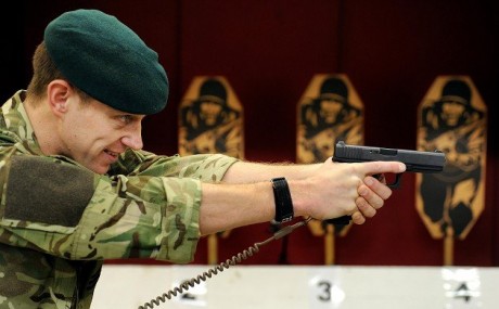 https://www.mirror.co.uk/news/uk-news/british-army-buys-glock-17-1528571

Las tropas en Afganistán serán 151