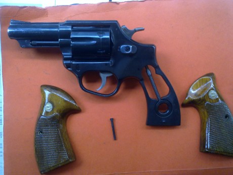 Hola buenas.
Estoy buscando unas cachas para mi revólver astra 357 Magnum. Si alguien sabe de alguna armería, 72