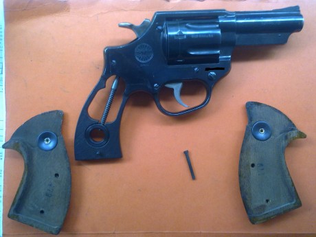 Hola buenas.
Estoy buscando unas cachas para mi revólver astra 357 Magnum. Si alguien sabe de alguna armería, 71