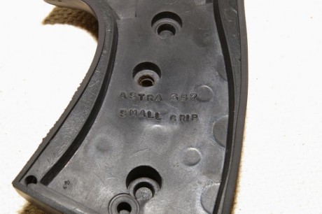 Hola buenas.
Estoy buscando unas cachas para mi revólver astra 357 Magnum. Si alguien sabe de alguna armería, 82