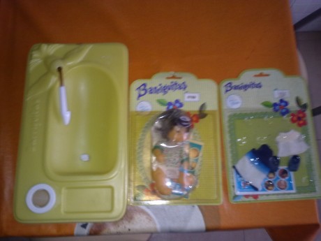 Vendo o cambio por militaria o armas los siguientes juguetes de sanchis de los años 70/80:

Porche fricción 62