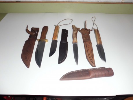 Hola compañeros ,aqui les pongo las fotos de unos cuchillos y fundas que he realizado artesanalmente,espero 01