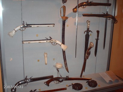 Estimados usuarios,

Rescatadas del olvido, os ofrezco algunas fotos que parte del equipo de armas.es 02