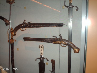 Estimados usuarios,

Rescatadas del olvido, os ofrezco algunas fotos que parte del equipo de armas.es 00