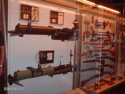 Estimados usuarios,

Rescatadas del olvido, os ofrezco algunas fotos que parte del equipo de armas.es 12