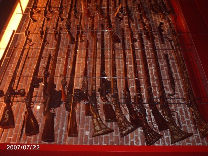 Estimados usuarios,

Rescatadas del olvido, os ofrezco algunas fotos que parte del equipo de armas.es 20