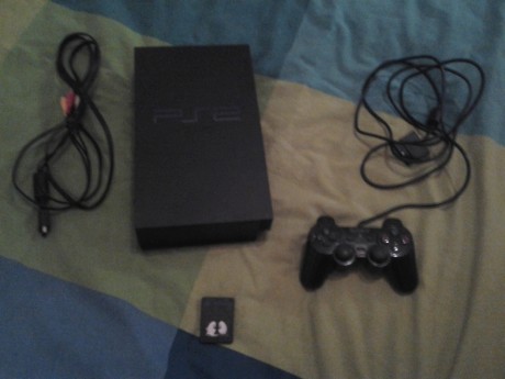 buenas,
vendo la paystation2 con:
un mando
memory card de 8mb
y 15 juegos originales
juegos:
-dropship
-fifa 11