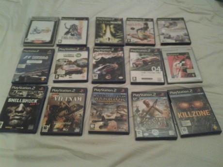 buenas,
vendo la paystation2 con:
un mando
memory card de 8mb
y 15 juegos originales
juegos:
-dropship
-fifa 10