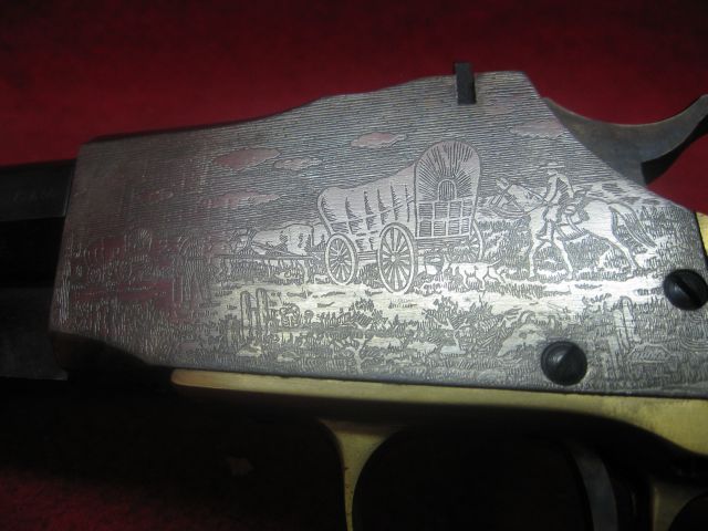 En un foro francés he encontrado esta foto en la que se ve un arma un poco extraña, a la izquierda de 40