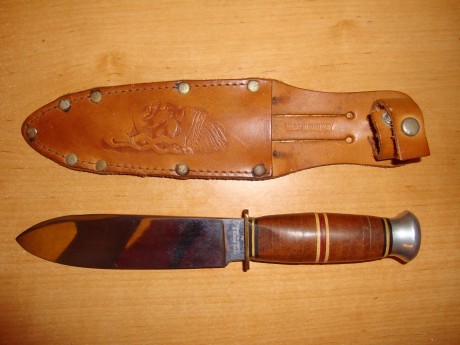 hola a todos,me regalaron este cuchillo hace unos meses y no consigo encontrar informacion por internet 02