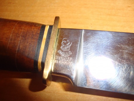 hola a todos,me regalaron este cuchillo hace unos meses y no consigo encontrar informacion por internet 00