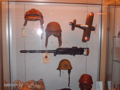 Estimados usuarios,

Rescatadas del olvido, os ofrezco algunas fotos que parte del equipo de armas.es 32