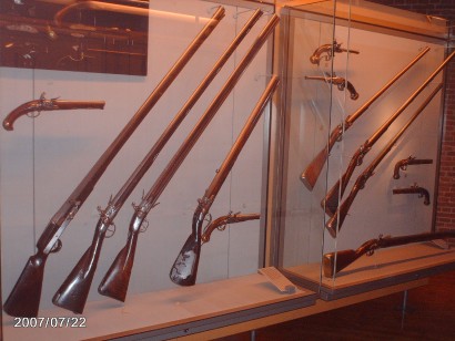Estimados usuarios,

Rescatadas del olvido, os ofrezco algunas fotos que parte del equipo de armas.es 31