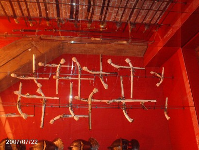 Estimados usuarios,

Rescatadas del olvido, os ofrezco algunas fotos que parte del equipo de armas.es 51