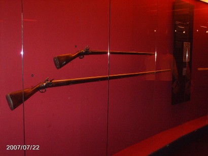 Estimados usuarios,

Rescatadas del olvido, os ofrezco algunas fotos que parte del equipo de armas.es 50