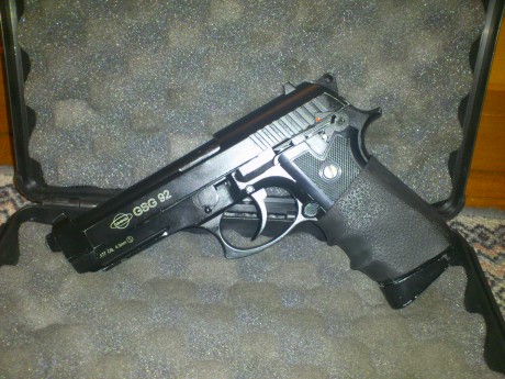 Mostremos nuestras maravillas de CO2, ya sean pistolas, rifles, sub-fusiles...
Aquí os dejo mi mp5k umarex, 20