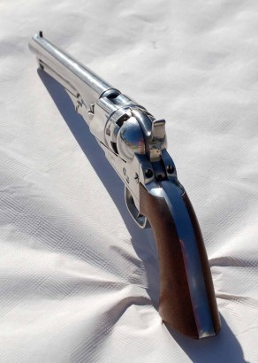 Hola compañeros, haceros una consulta sobre la inscripcion que tiene este revolver en el cañon ya que 30