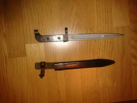 Hola. Alguien podria darme informacion sobre esta bayoneta? A que arma pertenece y pais. No lleva ningun 00