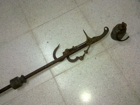 Hola vendo esta bascula romana,que tengo dando vueltas sin sitio para colocarla,tiene un poco oxido superficial 02