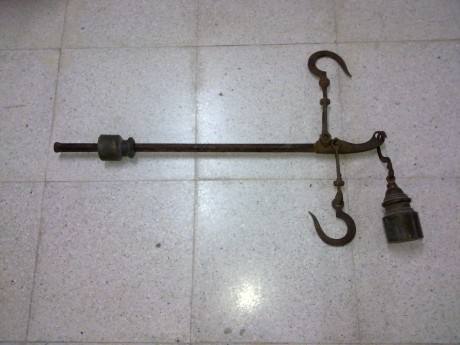 Hola vendo esta bascula romana,que tengo dando vueltas sin sitio para colocarla,tiene un poco oxido superficial 01