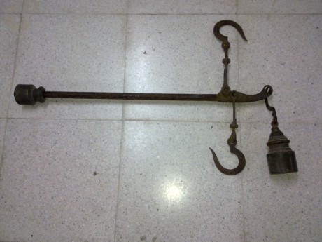 Hola vendo esta bascula romana,que tengo dando vueltas sin sitio para colocarla,tiene un poco oxido superficial 00
