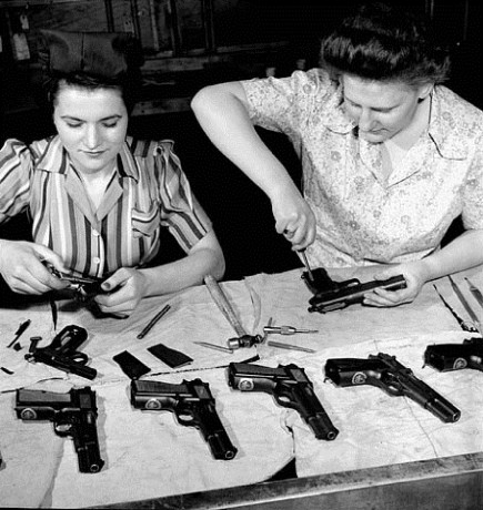 Hace unos días encontré por casualidad en una web extranjera un arma a la venta que hacía muchos años 50