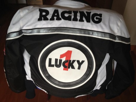 Vendo chaqueta motera de Lucky Strike blanca, muy bonita y sin nada de uso, nueva. El uso que tiene es 81