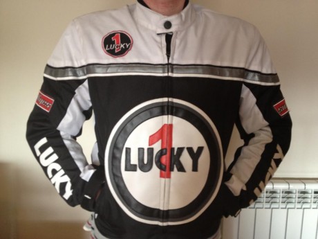 Vendo chaqueta motera de Lucky Strike blanca, muy bonita y sin nada de uso, nueva. El uso que tiene es 80