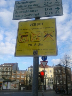 Mirad que curioso cartel en el tranvia de Bremen (Alemania). Prohibidas las armas pero solo de 20:00 a 00