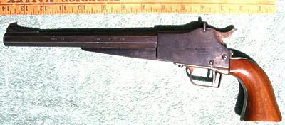 En un foro francés he encontrado esta foto en la que se ve un arma un poco extraña, a la izquierda de 51