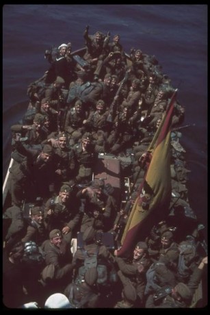  Buen corto !! pero hay una gran pega!! esos uniformes ni siquiera son españoles y esas escopetas de caza 82